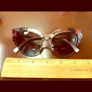 Cat eye sun glasses with floral pattern